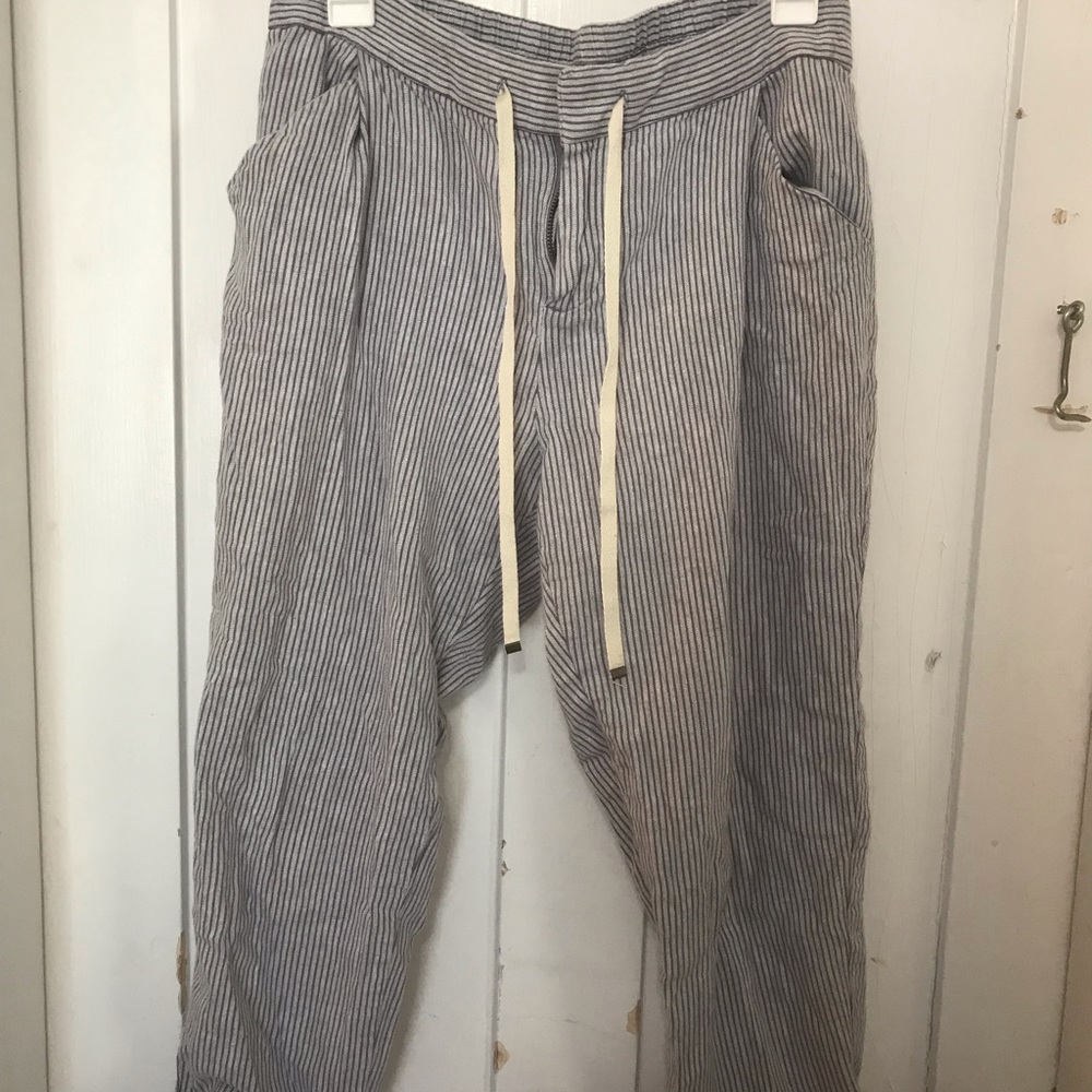Old Navy grey pinstripe fitted capri pant, size 8